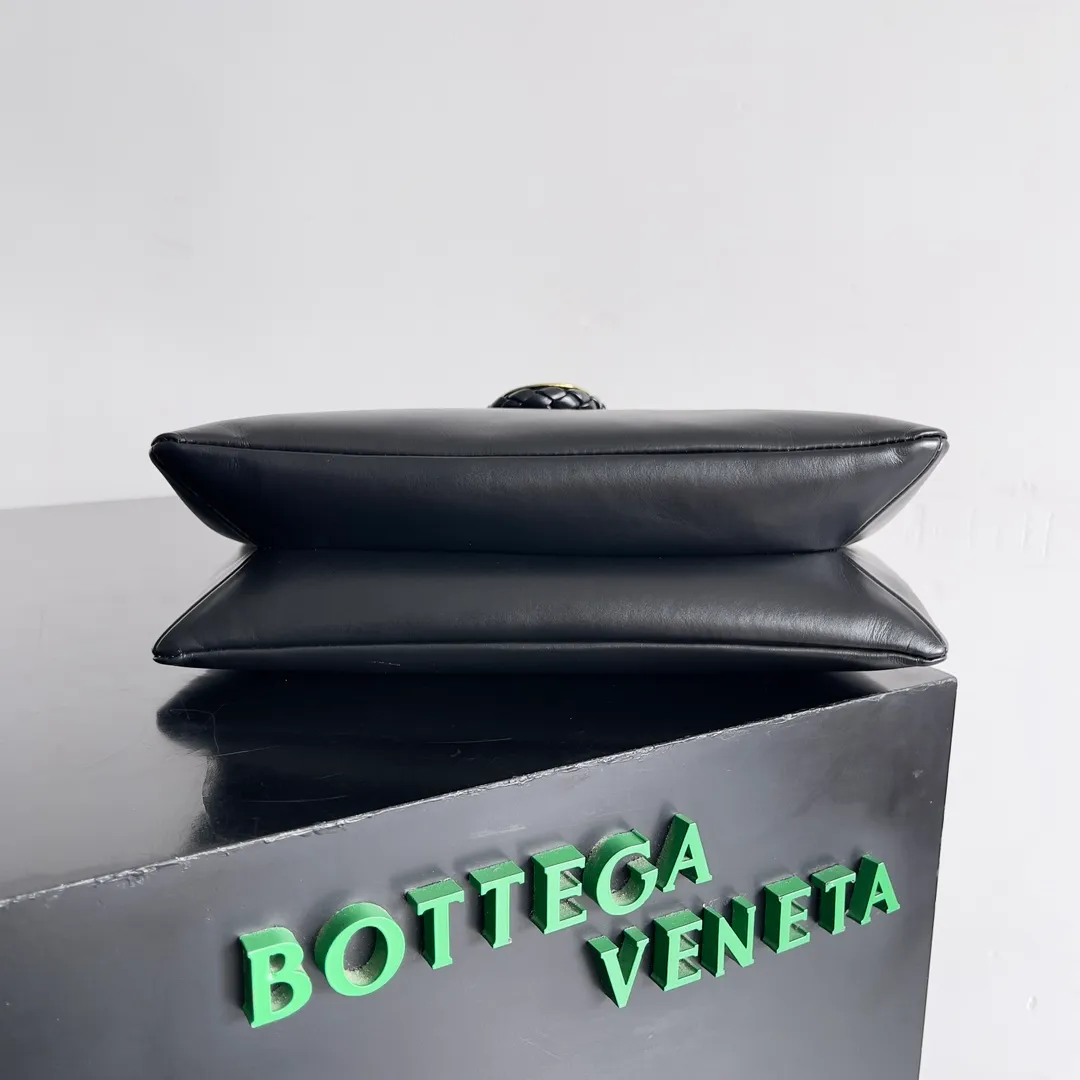 Batch 1520 Inspired by the 1970s, the Bottega Veneta women's logo shoulder bag has a smooth leather surface that brings a clean and handsome feel, just like the neatness and tenacity of a working woman. The front buckle has high-quality hardware pendant body, the overall retro elegance, and the excellent leather feels soft. This Bottega Veneta series can be described as beautiful, weakening the complexity of the outfit, not competing for it, and only using the best quality to interpret itself. Style number: 806030 (small size) Size: 27*16*6cm